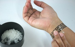 Cách xóa hình xăm bằng muối "siêu tốc" đơn giản tại nhà