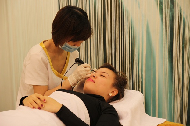 Xóa xăm lông mày xong có bị sưng, đau không?