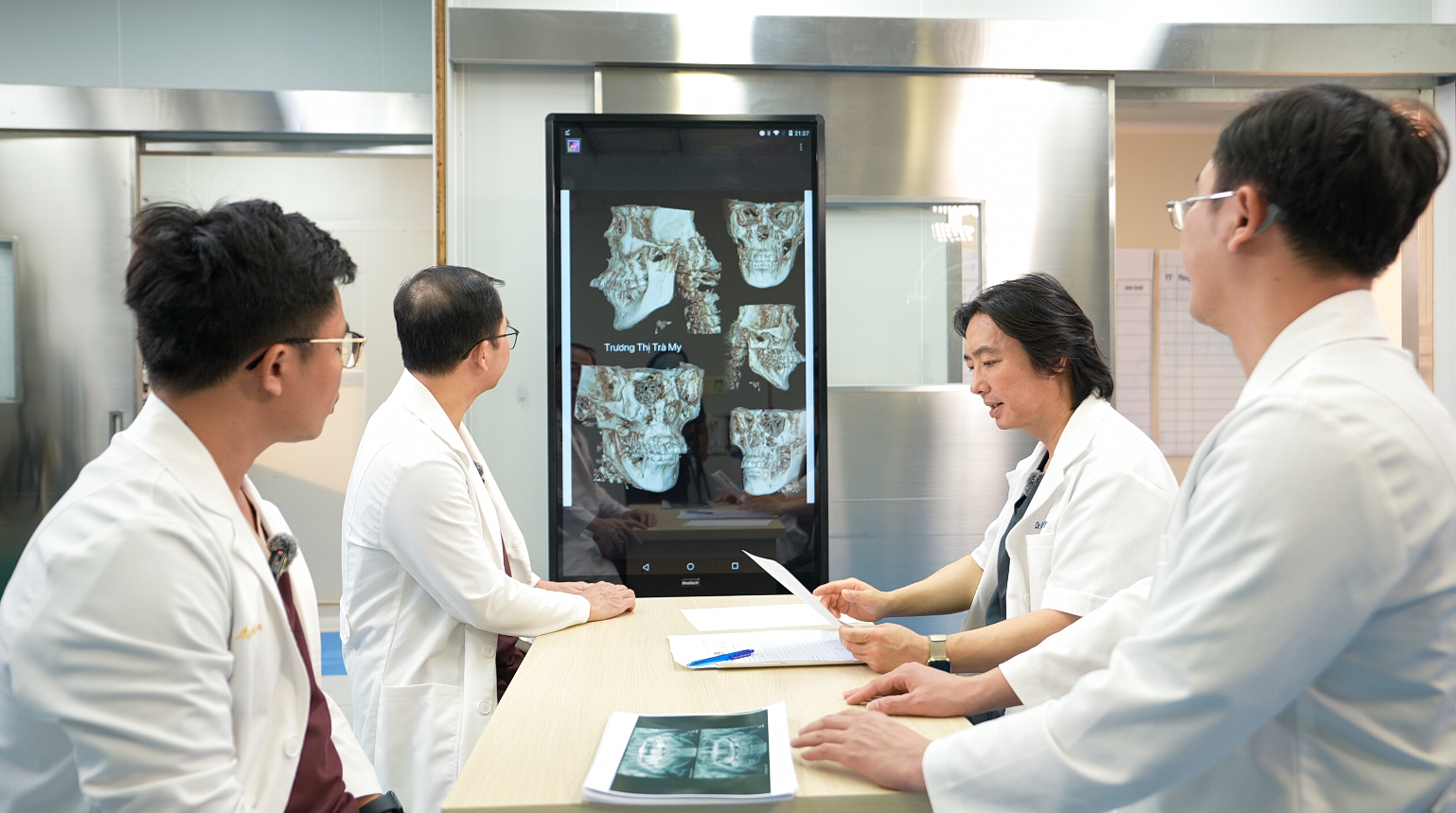 Ekip bác sĩ hội chẩn về trường hợp của Trà My