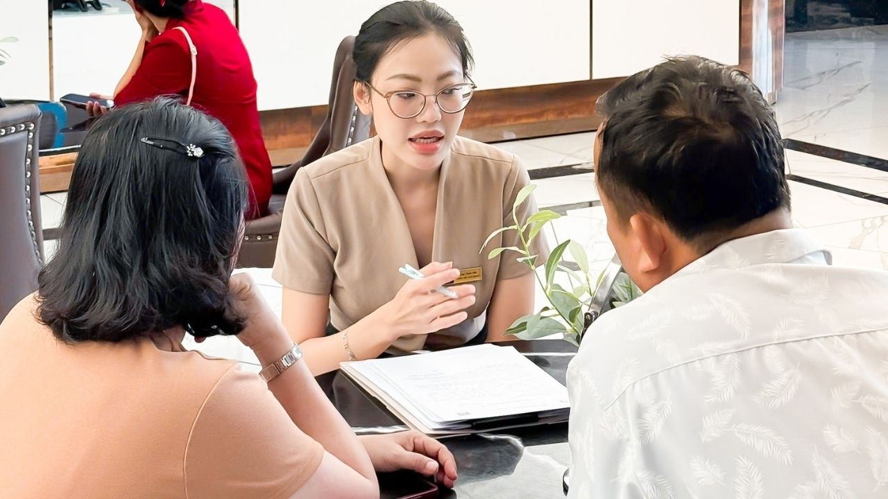 nhân viên tư vấn về chi phí cụ thể cho khách hàng